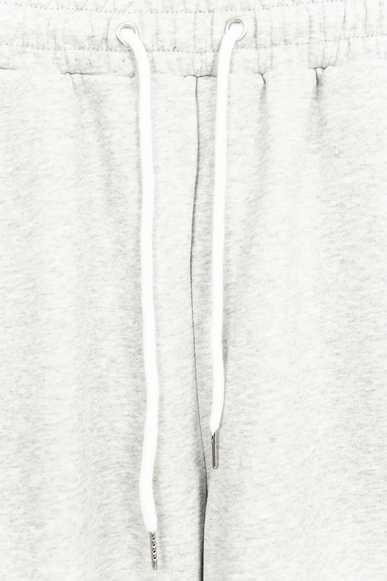P180 model number: Y060 Ralph Lauren Ralph Lauren suit sweatpants. Pure cotton treated with anti-static technology. No dust, no lint. The elastic waist is used with a drawstring. It is very friendly to the figure. The cotton is comfortable and soft. The upper body is casual and free. Regular beveled double pockets on both sides. The white brand logo on the left leg of the trouser leg collides with the black of the pants. Although it is small, it is quite recognizable. The brand adds a young and fashionable atmosphere to the original sense of luxury. It can be called a cold-proof weapon. A simple base layer is enough to withstand the severe cold and make it more fluffy and warm. Color: gray, navy blue, black. Size: S-XL